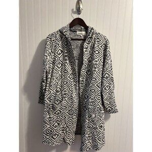 Women’s Open Cardigan By Daniel Rainn Size 1X Long Back And White Geometric